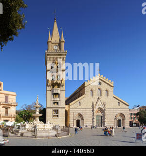 MESSINA, Italia - 06 novembre 2018 - La torre campanaria con carillon del Duomo in Sicilia Foto Stock