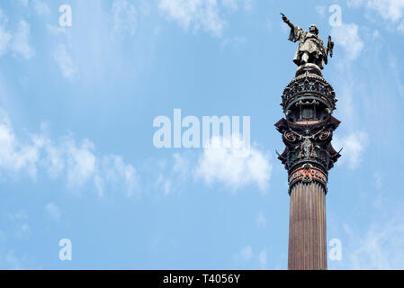 Una vista della sezione superiore del monumento a Colombo a Barcellona, Spagna, alla fine della famosa Rambla street, contro il cielo con alcuni blank sp Foto Stock