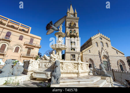 MESSINA, Italia - Novembre, 06 - Messina il Duomo con il suo orologio astronomico e la Fontana di Orione Foto Stock