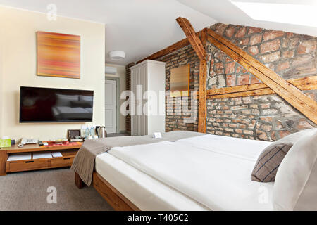 Interiore camera da letto in soppalco di lusso, soffitta, appartamento con finestre da tetto - Hotel camera - Concetto di vacanza sfondo Foto Stock