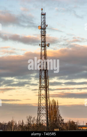 Torre di trasmissione in una città per internet veloce Foto Stock