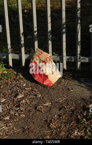 Un KFC takeaway fast food sacco giacente in corrispondenza del lato di una strada nel Regno Unito. Foto Stock