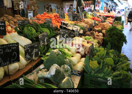 Nasschmarkt mercato delle pulci aperta il sabato e il più grande mercato delle pulci di Vienna. Foto Stock