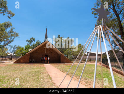 Il 29 dicembre 2018, Hermannsburg NT Australia : vista esterna di Betlemme chiesa luterana con persone in Hermannsburg outback Australia Foto Stock