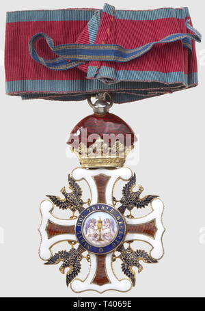 Ordre de la Rédemption, du Duché de Mantova (Mantova), croix de commandeur, en vermeil, avec escogitare "Nihil hoc recettore di Udine' (Cette tristesse est que rien n'a été recu), quelques ébréchures sur la couronne, pas de manque. Sur la croix, Onu très petit manque en superficie sur une branche, avers et revers, ruban non conforme (rouge à bord bleu qui devrait être rouge à bord blanc), dimensioni 79 x 50mm. Cet ordre éphémère est dérivé de l'Ordre de la Croix étoilée d'Autriche, qui est l'Ordre féminin autrichien fondé en 1668 par Eléonore de Gonzague, n, Additional-Rights-Clearance-Info-Not-Available Foto Stock