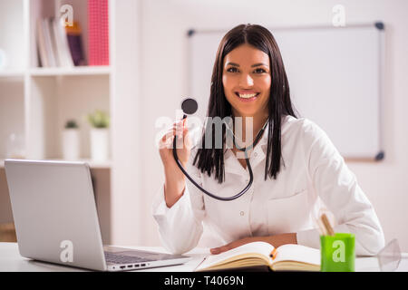 Ritratto di giovane felice cardiologo. Foto Stock
