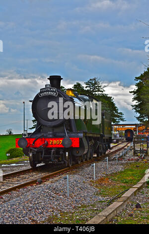 Il Gloucester Warwickshire Steam Railway.Il motore 2807(a 28xx' di classe pesante locomotiva merci,BLT1905) è un 2-8-0 motore,qui utilizzato per un giorno sulla pedana Foto Stock