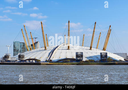 L'Arena O2, North Greenwich, visto dalla riva nord del Tamigi, East London REGNO UNITO Foto Stock