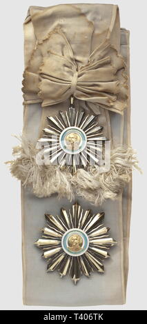 Ordre du Libérateur San Martin , cré, créé en 1943. Ensemble de grand croix, placca en argent et o, diamètre 91mm, bijou en argent et o, dimensioni 94 x 78mm, avec son écharpe d'origine (tachée). José de San Martin est onu général argentin (Yapey£ 25/02/1778 - Boulogne-sur-Mer, 17/08/1850), grand héros, avec Simon Bolivar, des indépendances sud-américaines, Additional-Rights-Clearance-Info-Not-Available Foto Stock