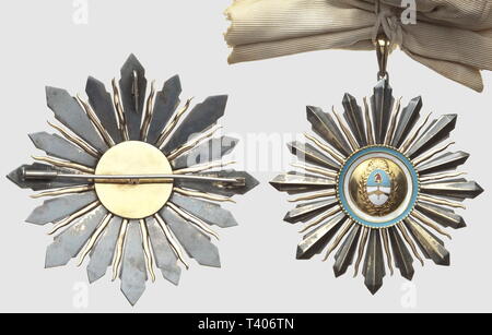 Ordre du Libérateur San Martin , cré, créé en 1943. Ensemble de grand croix, placca en argent et o, diamètre 91mm, bijou en argent et o, dimensioni 94 x 78mm, avec son écharpe d'origine (tachée). José de San Martin est onu général argentin (Yapey£ 25/02/1778 - Boulogne-sur-Mer, 17/08/1850), grand héros, avec Simon Bolivar, des indépendances sud-américaines, Additional-Rights-Clearance-Info-Not-Available Foto Stock