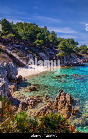 Kavourotrypes o arancione è un piccolo paradiso di piccole spiagge situate tra Armenistis e Platanitsi in Sithonia, Calcidica, Grecia Foto Stock