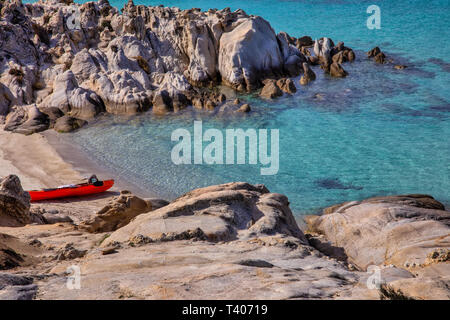 Kavourotrypes o arancione è un piccolo paradiso di piccole spiagge situate tra Armenistis e Platanitsi in Sithonia, Calcidica, Grecia Foto Stock