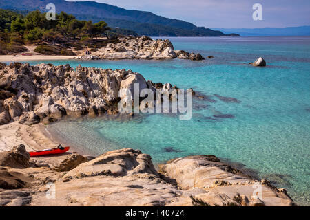 Kavourotrypes o arancione è un piccolo paradiso di piccole spiagge situate tra Armenistis e Platanitsi in Sithonia, Calcidica, Grecia Foto Stock