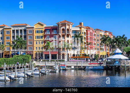 Bayfront, negozi e condomini sul lungomare, Naples, Florida, Stati Uniti d'America. Foto Stock