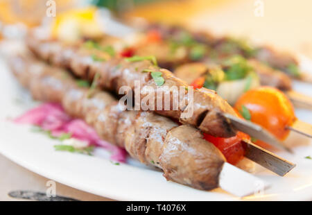 Pollo alla griglia cuori su spiedini di metallo Foto Stock