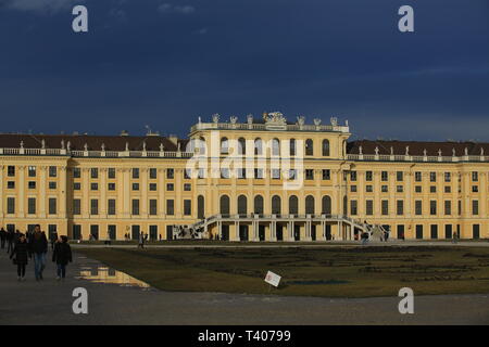 Palazzo di Schonbrunn fu la principale residenza di estate dei righelli asburgica, situato in Hietzing Foto Stock