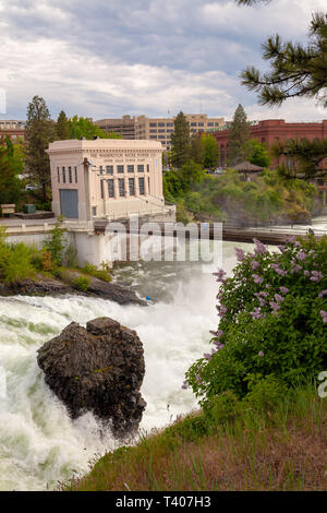 SPOKANE, WASHINGTON, STATI UNITI D'America - 16 Maggio 2018 : Il Washington di potere di acqua cade superiore centrale elettrica nel centro di Spokane, Washington Foto Stock