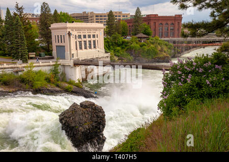 SPOKANE, WASHINGTON, STATI UNITI D'America - 16 Maggio 2018 : Il Washington di potere di acqua cade superiore centrale elettrica nel centro di Spokane, Washington Foto Stock