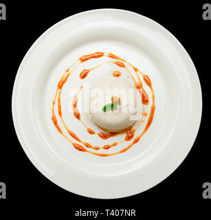 Ananas e crema al formaggio dolce nella piastra isolata su nero Foto Stock
