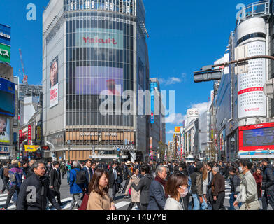 Shibuya Crossing, una mischia o diagonale intersezione pedonale in Hachiko Square, uno dei più trafficati del mondo, Shibuya, Tokyo, Giappone Foto Stock