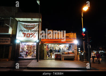 Night Shot di negozi in Gerusalemme Foto Stock