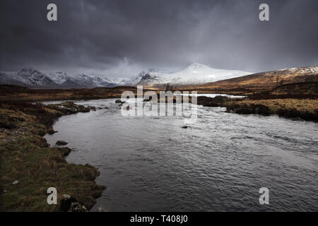 Il fiume di montagna e del Monte Nero zona Rannoch Moor Highland Regione Scozia UK Foto Stock