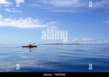 Donna kayak tra belle isole croate, Croazia, Krk. Foto Stock