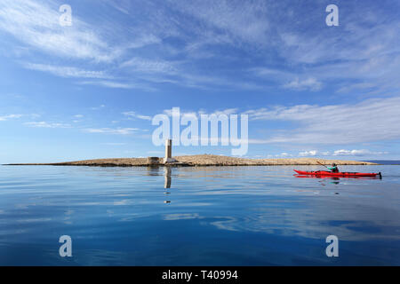 Donna kayak tra belle isole croate, Croazia, Krk. Foto Stock