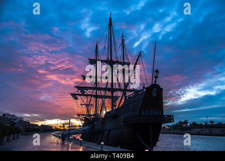 Galeone nel porto di Valencia in una fantastica sunrise Foto Stock