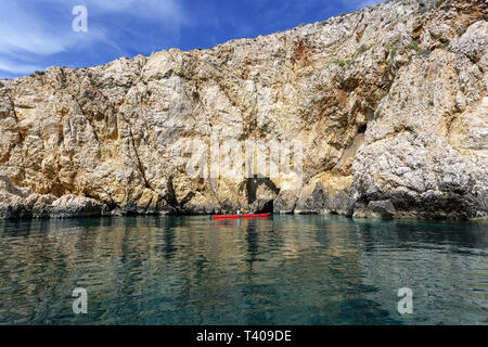 Donna kayak tra belle isole croate, Croazia, Krk. Foto Stock