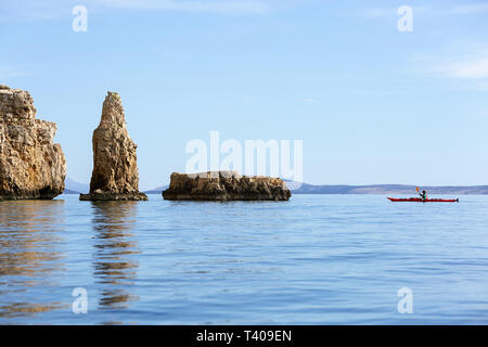 Donna kayak tra belle isole croate, Croazia, Krk. Foto Stock