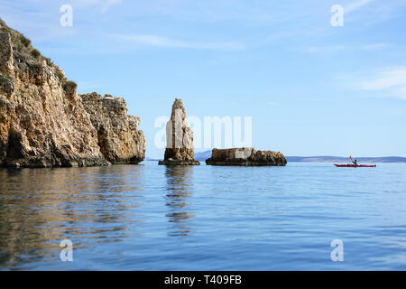 Donna kayak tra belle isole croate, Croazia, Krk. Foto Stock