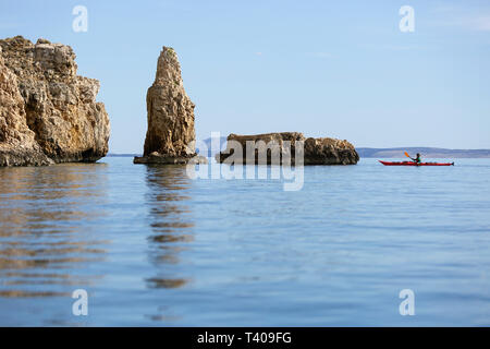 Donna kayak tra belle isole croate, Croazia, Krk. Foto Stock