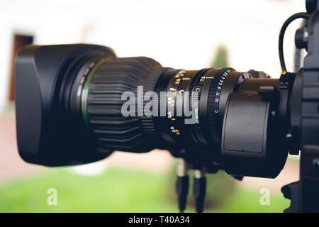 Close up della videocamera professionale. Il focus è sulla lente e la parte anteriore Foto Stock
