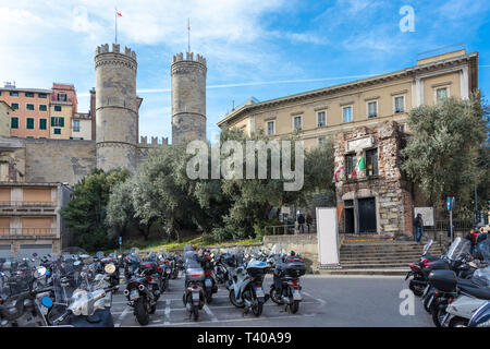 Genova, Italia - 9 Marzo 2019: vista di Porta Soprana e la casa di Cristoforo Colombo di Genova, Italia Foto Stock