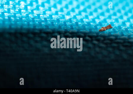 Una macro scatta di gonfiore di sporco intrecciato panno blu texture. lato di fondo ottenuto ombra. Foto Stock