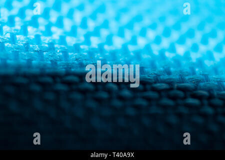 Un interessante riprese macro di rigonfie intrecciato panno blu texture. Il lato di fondo dell'immagine ottenuto ombra. Foto Stock