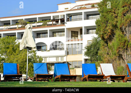 Il pathos, Cipro 09 Giugno 2017. Un numero di lettini per prendere il sole sul prato verde di fronte all'hotel in Coral Beach Hotel Resort a Cipro nel giugno 2017 in Foto Stock