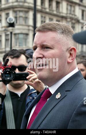 Londra, Regno Unito. Il 12 aprile 2019, Paul Golding affronta i membri del lavoratore socialista al di fuori della sede del Parlamento. © Martin Foskett/Knelstrom Ltd Foto Stock