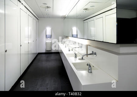 Monocromatico pubblico moderno bagno interno Foto Stock