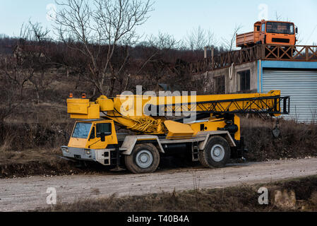 Costruzione di veicoli parcheggiati in prossimità del luogo di costruzione nella zona rurale Foto Stock