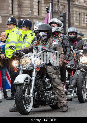 Westminster, Londra, Regno Unito; 12 aprile 2019; maschio biker che partecipano al Rolling Thunder protesta a sostegno del soldato F Foto Stock