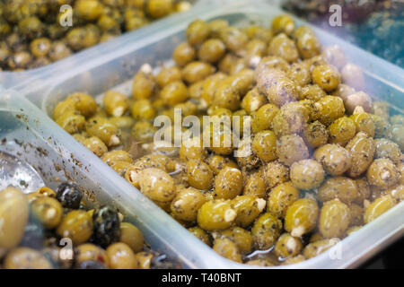Olive verdi al mercato - marinata di olive ripiene con mandorle - Foto Stock