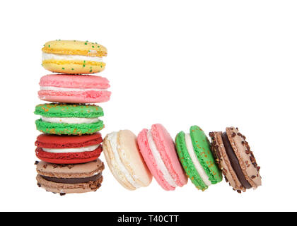 Uno stack di macaron i cookie con singoli cookie appoggiata sulla pila in una riga, più colori e sapori isolato su bianco. In stile tradizionale francese t Foto Stock