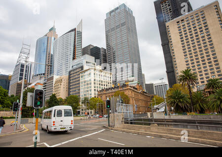 Sydney macquarie street city center con alto ufficio torri su Macquarie Street a Sydney, Nuovo Galles del Sud, Australia Foto Stock