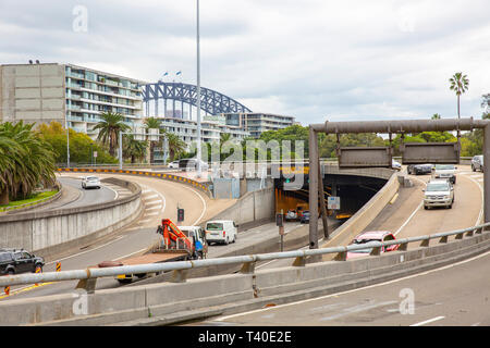 Automobili e camion guida su cahill expressway intorno Sydney, Nuovo Galles del Sud, Australia Foto Stock