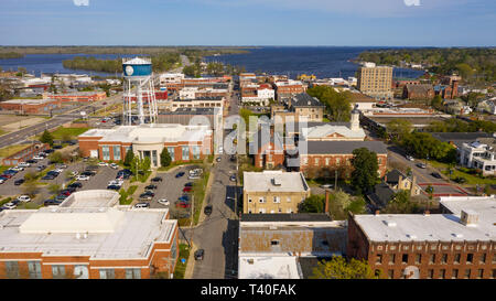 Vista aerea del pittoresco centro di area urbana della città di Elizabeth Carolina del Nord Foto Stock