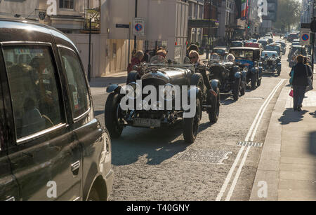 Più di 25 Pre-War Bentleys presso Bonhams New Bond Street per anteprima di 'l'età di Endeavour Exhibition" celebra i suoi cento anni del racing team di Bentley. Foto Stock