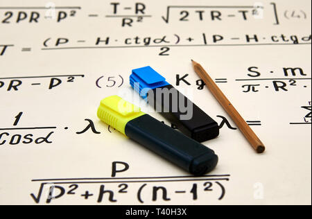 Basi matematiche, formule manoscritte punti. Bianco nero Foto Stock