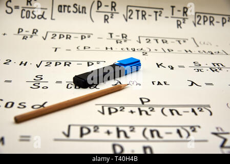 Basi matematiche, formule manoscritte punti. Bianco nero Foto Stock